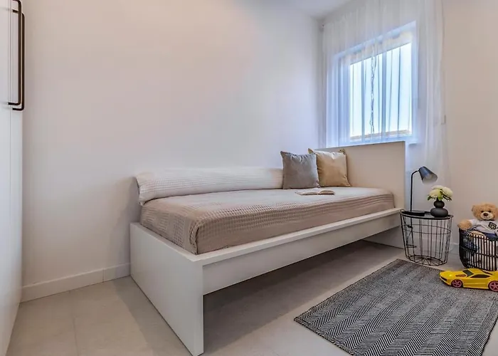 Veluana 2 With Terrace Apartment Pula