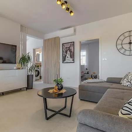 Veluana 2 With Terrace Apartment Pula
