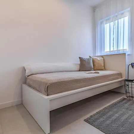 Veluana 2 With Terrace Apartment Pula
