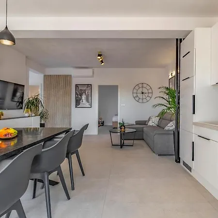 Veluana 2 With Terrace Apartment Pula