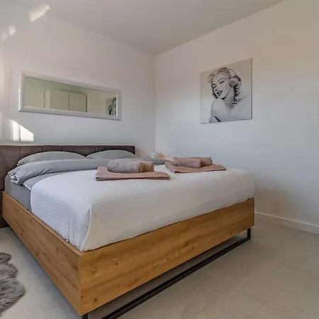 Veluana 2 With Terrace Apartamento Pula