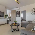 Veluana 2 With Terrace Apartament Pula
