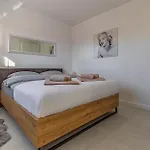 Veluana 2 With Terrace Apartament Pula